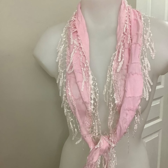 Dainty pink scarf with crocheted trim - Picture 4 of 5